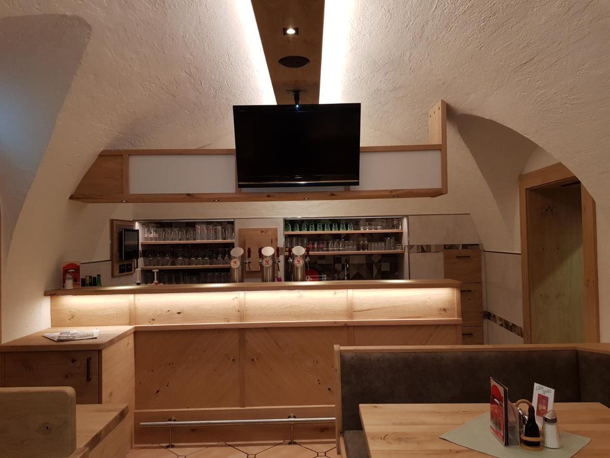 Gasthof - Restaurant Loecker Radstadt Bagian luar foto